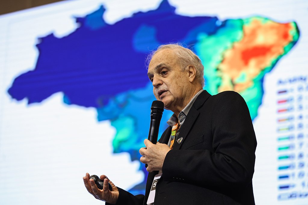 Brasília (DF), 07/05/2025 - O cientista brasileiro do sistema terrestre, Carlos Nobre, participa de palestra magna durante a 5ª Conferência Nacional do Meio Ambiente.
(Foto: Marcelo Camargo/Agência Brasil)