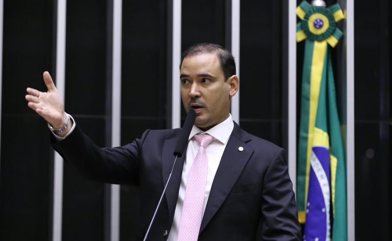 Deputado Vicentinho Júnior fala ao microfone