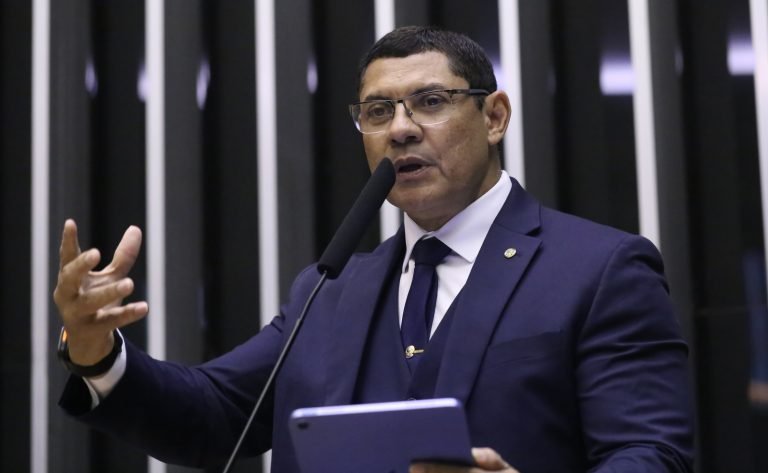 Deputado Coronel Ulysses fala ao microfone