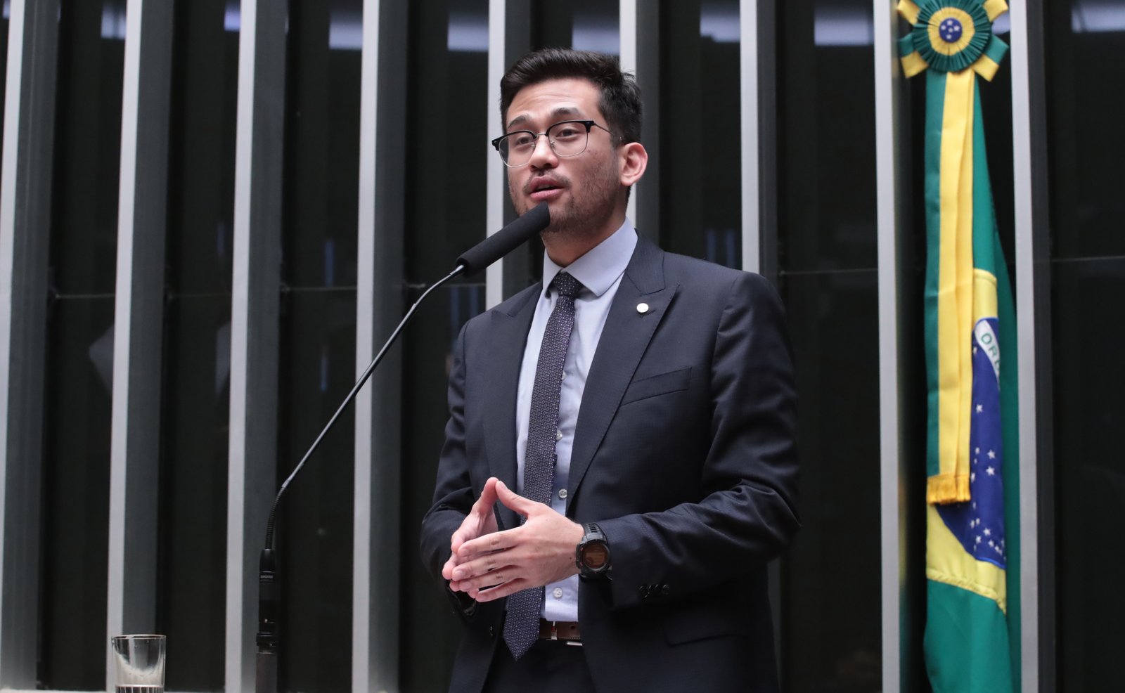 Deputado Kim Kataguiri fala ao microfone