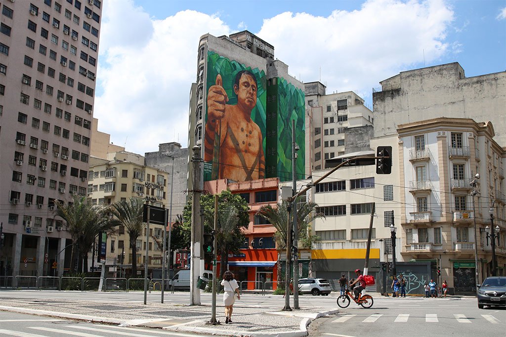 Painel com a imagem de Ari Uru-Eu-Wau-Wau, indígena assassinado em abril de 2020 em Rondônia, feito pelo artivista Mundano na lateral de um prédio na rua Quintino Bocaiúva, em São Paulo (Foto: Rovena Rosa/Agência Brasil)