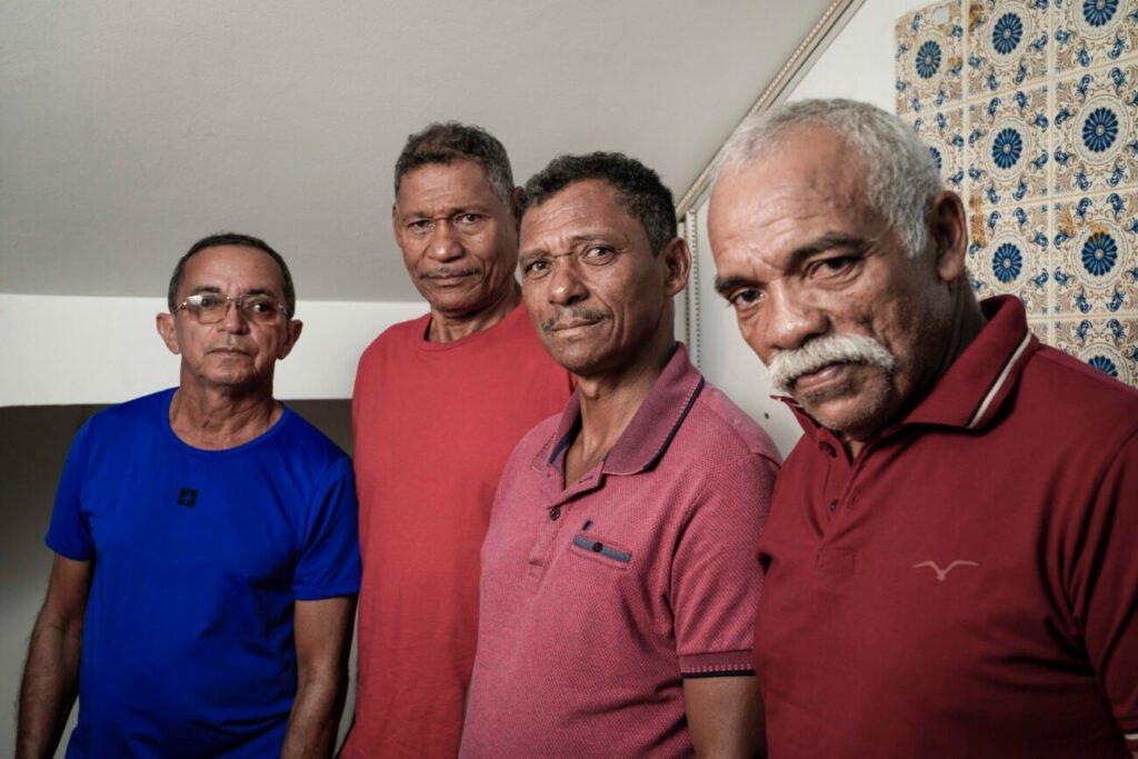 Redenção, Pará, Brasil 29-05-2025 Retrato dos trabalhadores rurais que trabalharam na juventude na Fazenda Volkswagen durante a ditadura militar. A Volkswagen foi acusada pelo MPT de escravizar centenas de trabalhadores entre 1974 e 1986 quando manteve a fazenda no Pará. Identificação dos trabalhadores: Pedro Valdo Pereira Vasconcelos (de óculos), José Ribamar( bigode branco), Raul Batista( Grisalho) e Raimundo Batista. (Fotos: Fernando Martinho/Repórter Brasil)