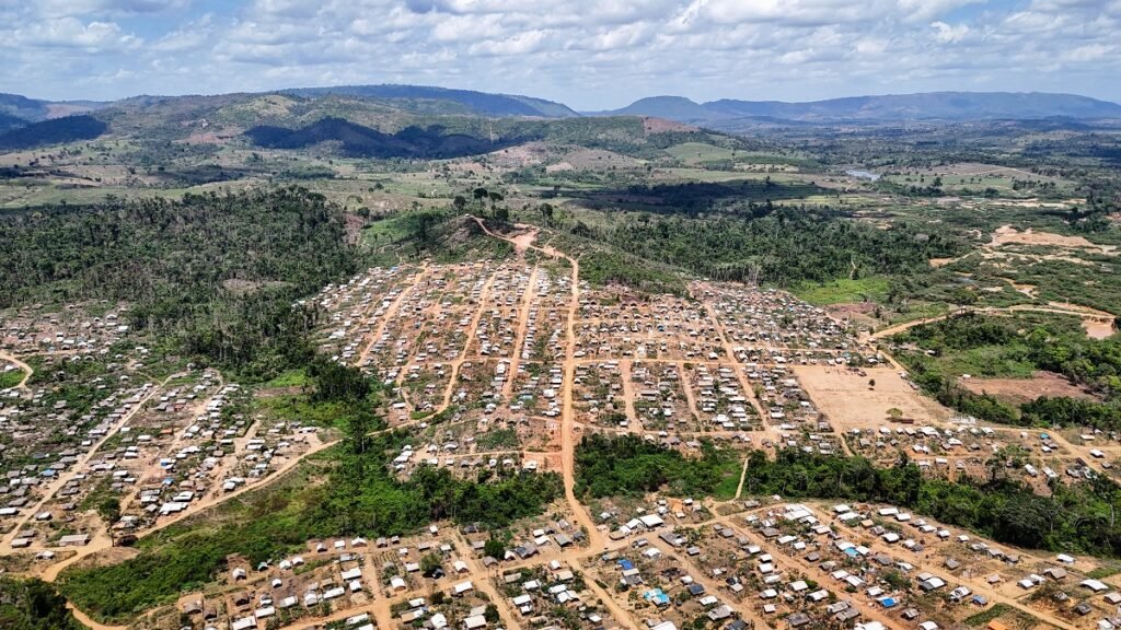 Vista do acampamento do MST Terra e Liberdade, na região de Parauapebas, sudeste do Pará. O acampamento é a maior ocupação sem-terra do Brasil, abrigando mais de 5.000 famílias (Foto: Cícero Pedrosa/Repórter Brasil)