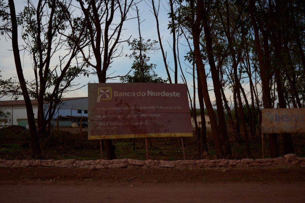 Placa que indica financiamento do Banco do Nordeste em propriedade no Sul do Piauí. Região é marcada com conflitos  fundiários entre empreendimentos agrícolas e comunidades tradicionais (Foto: Mariana Greif/Repórter Brasil)