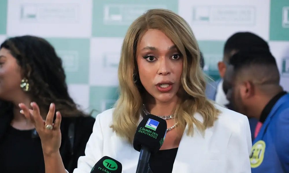 Proposta da deputada federal Erika Hilton (PSOL-SP) apresentada em 2025 levantou o debate sobre a redução da carga horária semanal (Foto: Lula Marques/Agência Brasil)