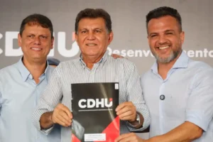 Moradores recebem escritura de 1.190 apartamentos em Itaquaquecetuba