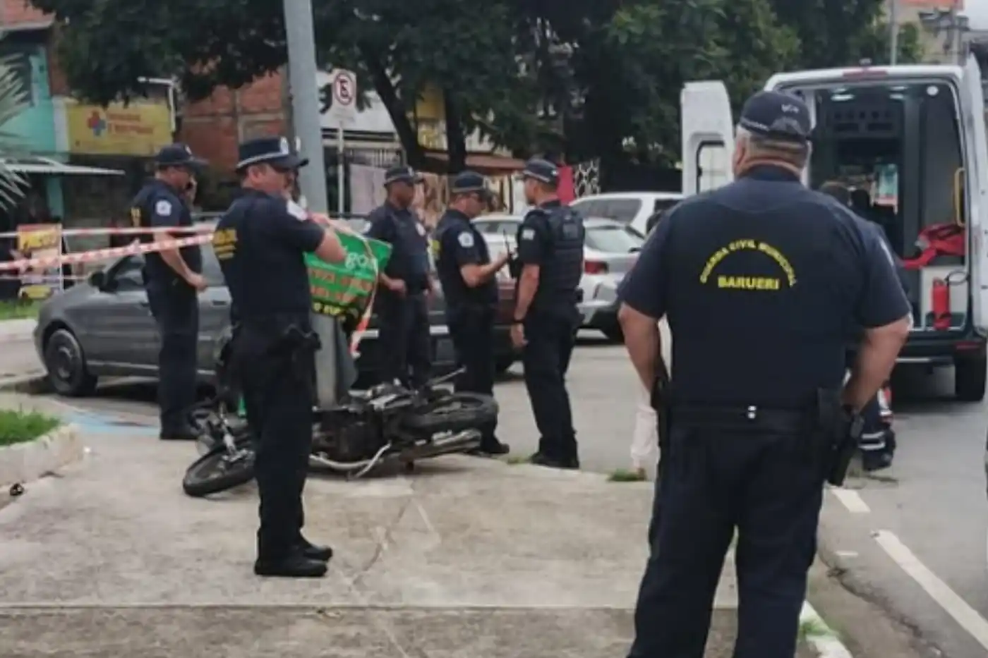 motociclista colide contra poste carapicuíba