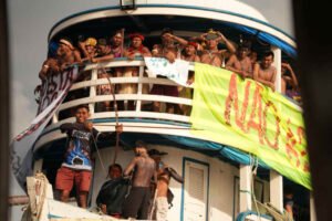 Indígenas ocupam balsa de soja no rio Tapajós contra privatização de hidrovias