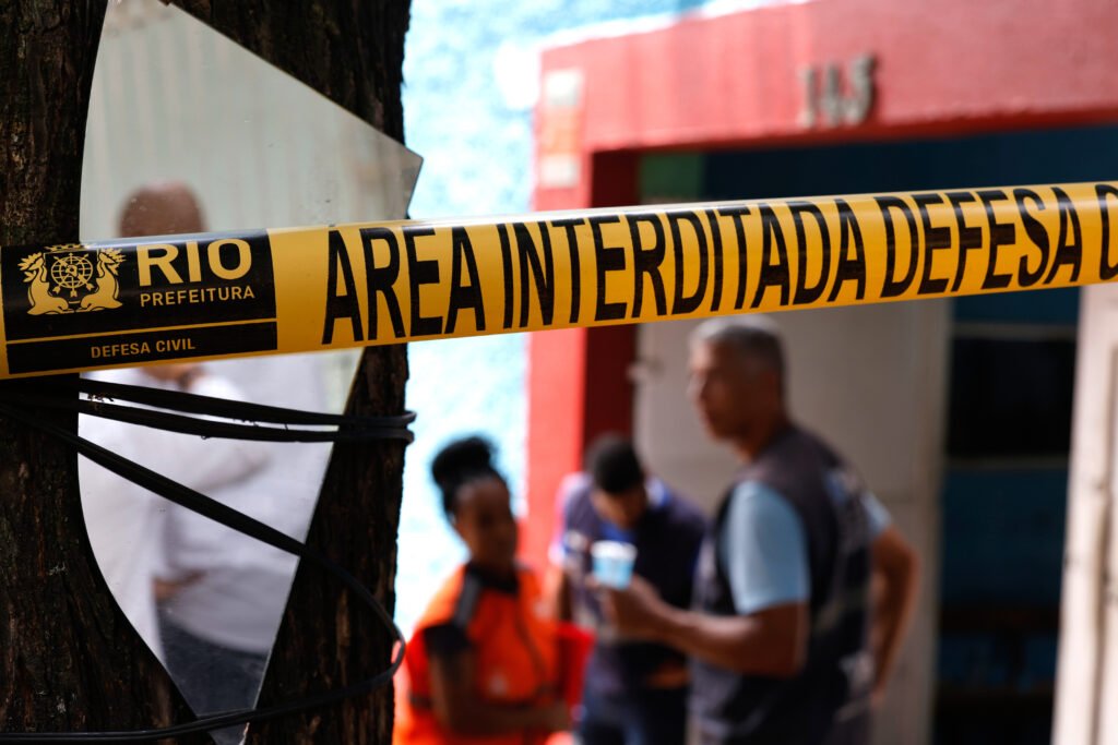Incêndio atingiu fábrica de roupas em Ramos, zona norte do Rio de Janeiro. Local funcionava como suporte para a confecção de fantasias de diversas escolas de samba, entre elas a Império Serrano, Unidos da Ponte e Unidos de Bangu (Foto: Tânia Rêgo/Agência Brasil)