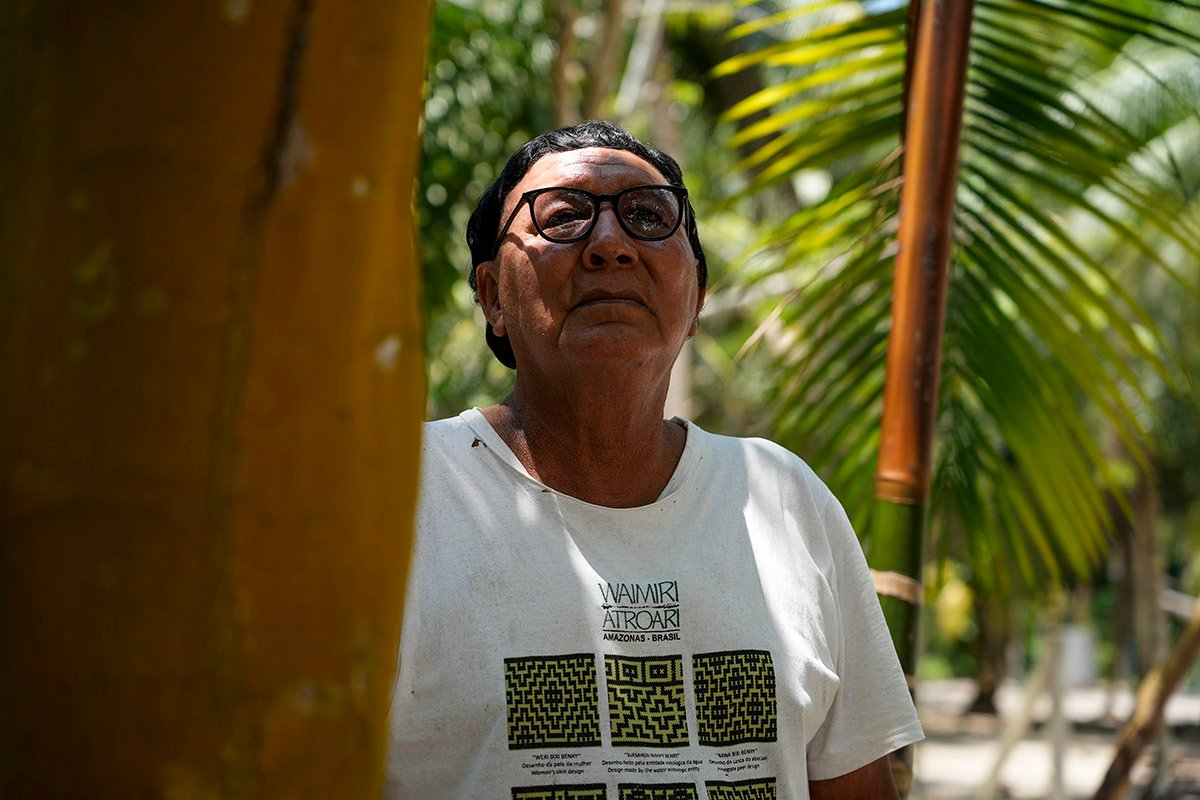 “A poluição foi muito forte, morreu peixe e a gente não podia tomar banho. O rio ficou branco, com barro, tudinho. Não dá para nem tomar a água, nem para fazer mingau e nem cozinhar. Eu fico com medo”, Paruwe Mario, da aldeie Xeri (Foto: Fernando Martinho/ Repórter Brasil)