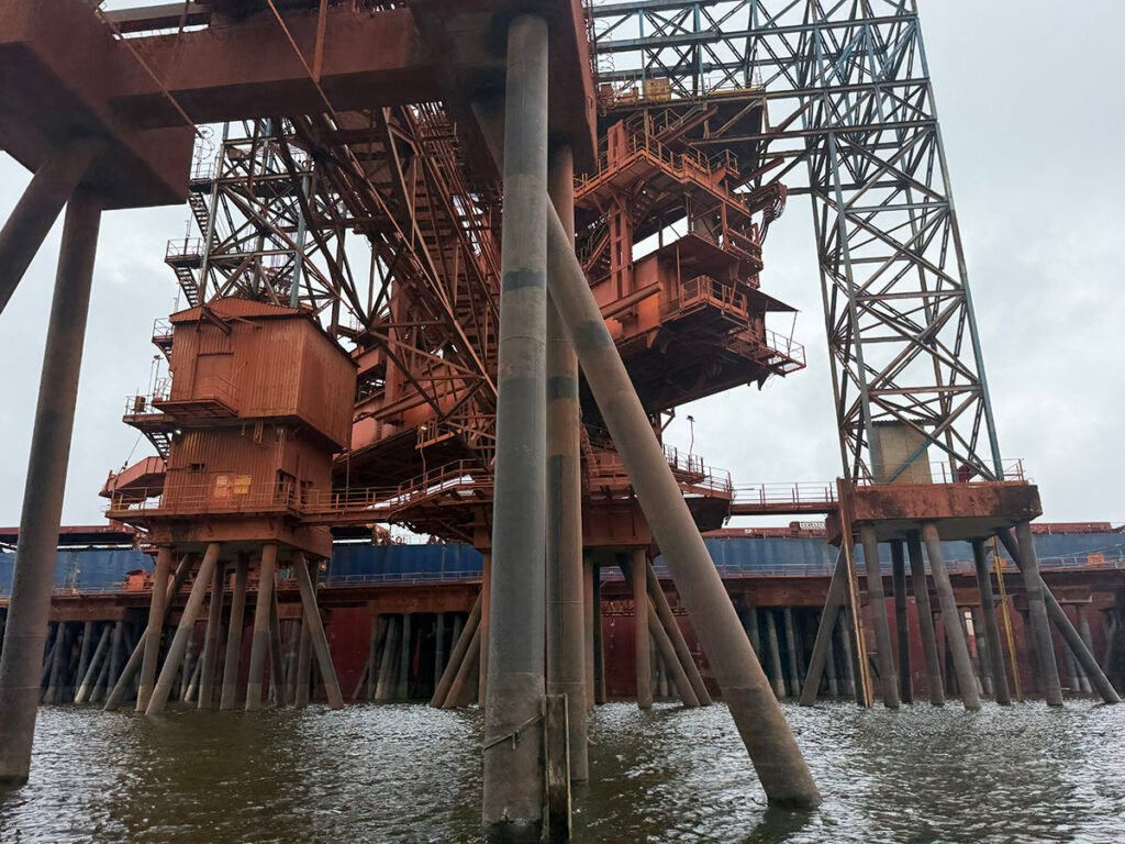 O complexo industrial de mineração de bauxita marca a porta de entrada do Quilombo de Boa Vista. (Foto: Tainá Rionegro/Repórter Brasil)