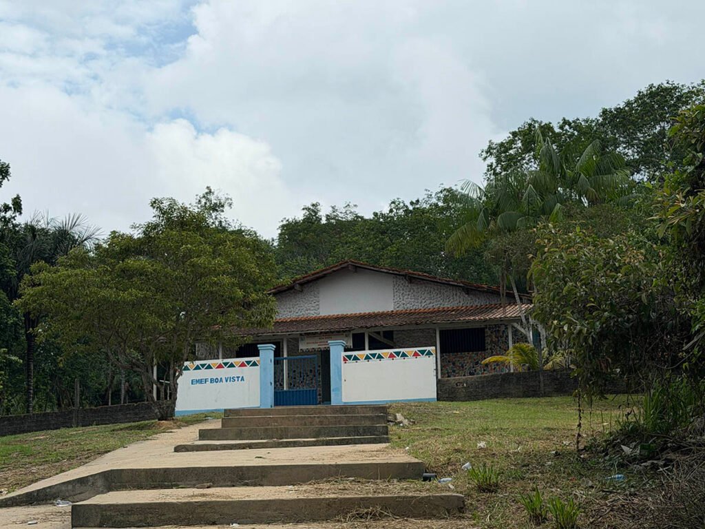 O ensino do 1º ao 5º ano acontece de forma precária na escola do Quilombo de Boa Vista, com estrutura limitada; a partir do 6º ano, estudantes quilombolas precisam se deslocar até a unidade gerida pela MRN em Porto Trombetas (Foto: Tainá Rionegro/Repórter Brasil)