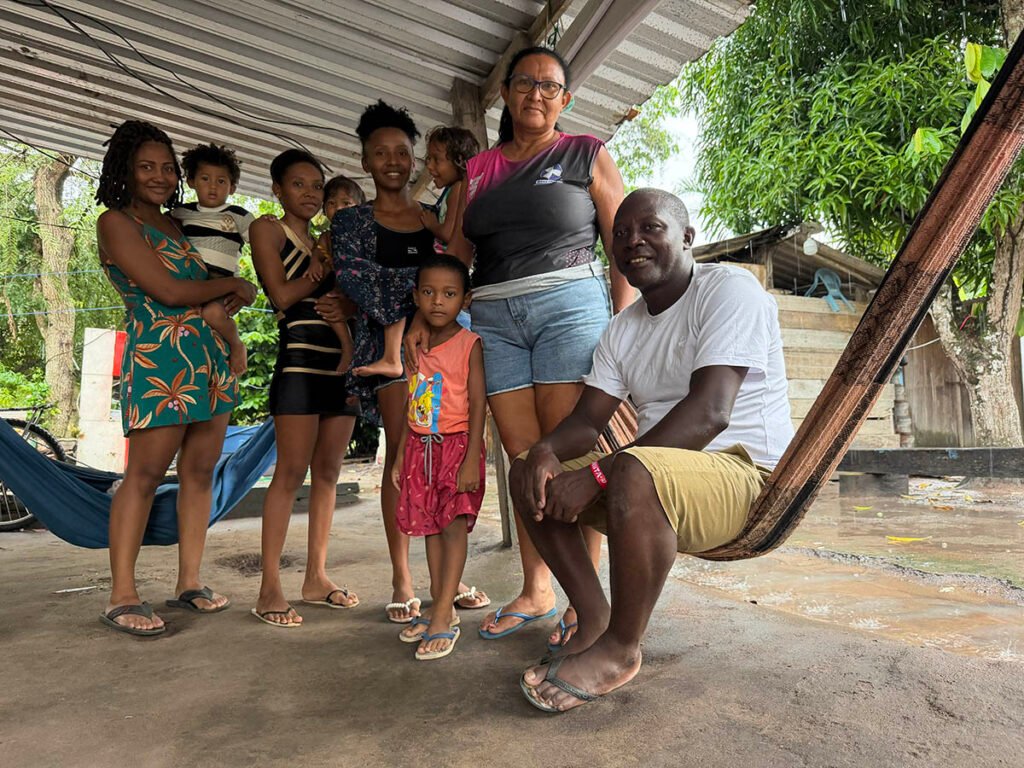 Aildo Viana dos Santos, vice-coordenador da Associação do Quilombo de Boa Vista, e sua família; ele trabalha como mecânico na MRN há 20 anos, onde também atua sua filha mais nova (Foto: Tainá Rionegro/Repórter Brasil)