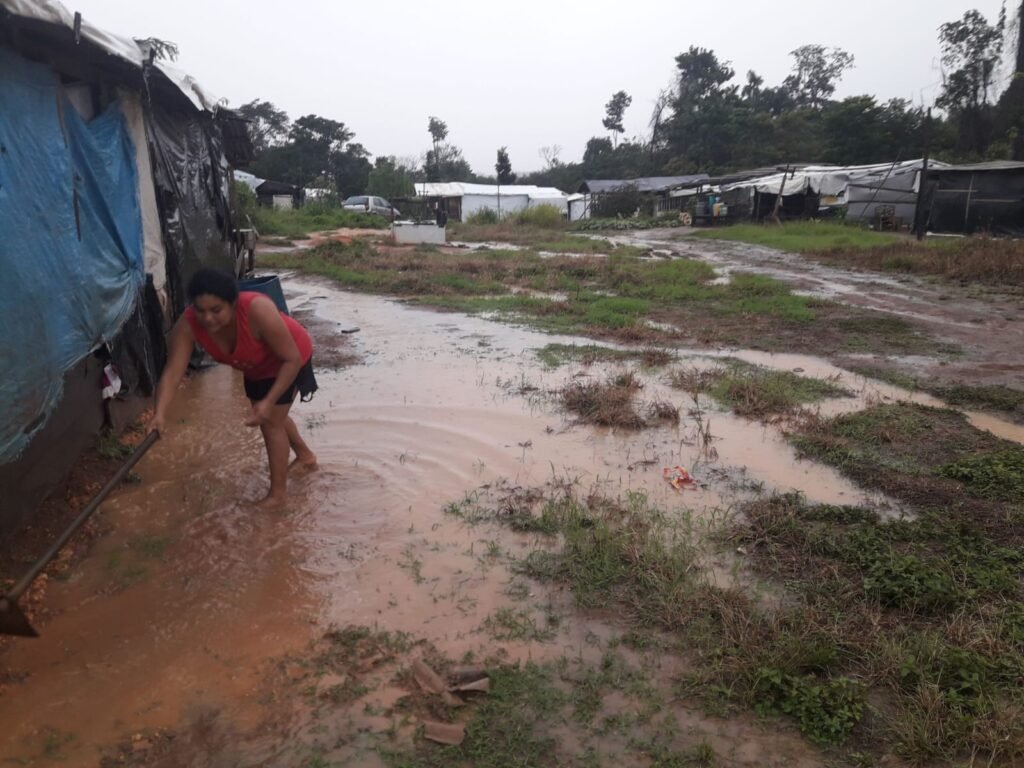 No acampamento, a água vem de caminhões-pipa da prefeitura, mas é imprópria para beber. Para conseguir água potável, famílias caminham seis quilômetros até sítios vizinhos (Foto: CPT/Divulgação)
