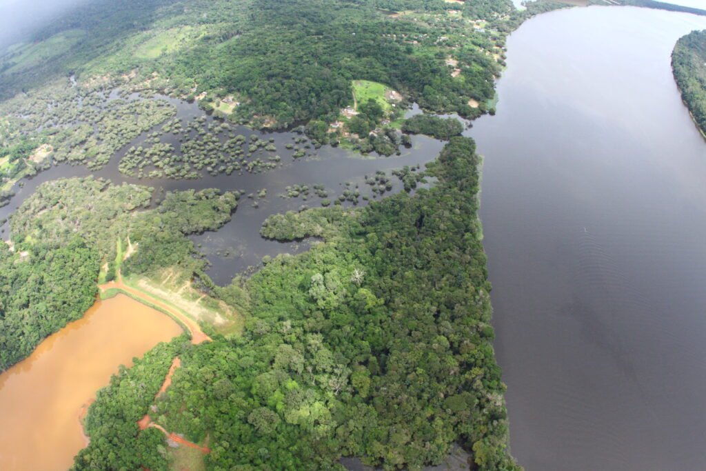 Barragem de sedimentos da MRN construída em 1978 está sobre o Igarapé Água Fria e a menos de 500 metros das primeiras casas do Quilombo de Boa Vista (Foto: Carlos Penteado/Comissão Pró-Índio de São Paulo)