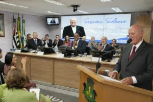 “Ninguém constrói nada sozinho”, diz Carlos Fernando Zuppo ao receber título de cidadão osasquense