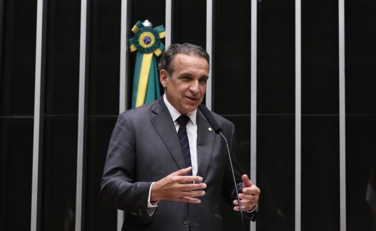 Homenagem ao bicentenário de relações diplomáticas entre o Brasil e a Santa Sé. Dep. Hugo Leal (PSD - RJ)