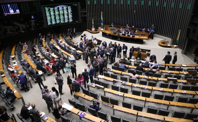 Discussão e votação de propostas legislativas.