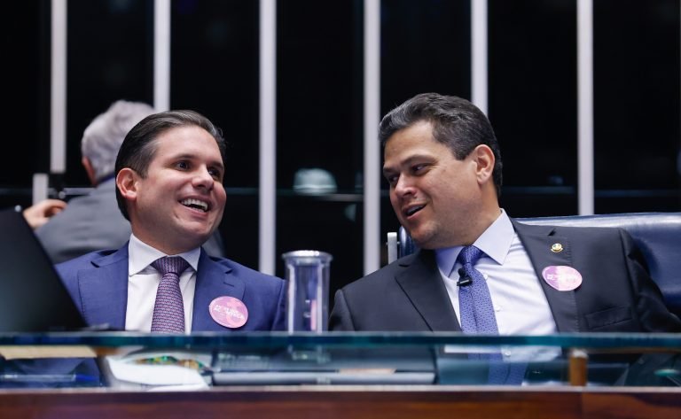 Motta ao lado de Alcolumbre na mesa do senado