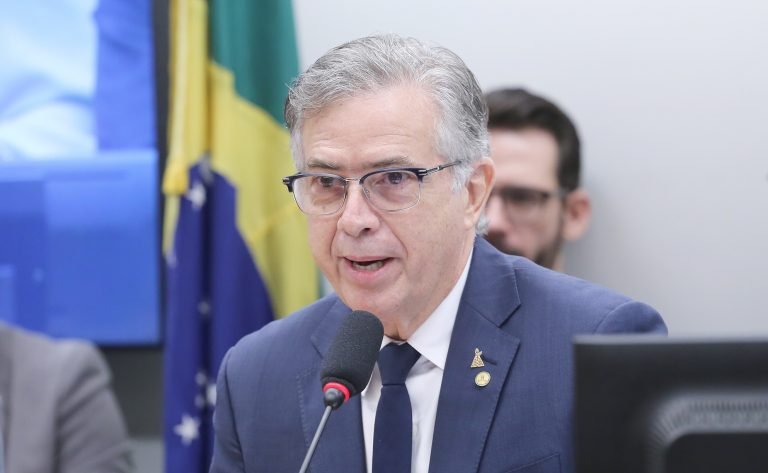 Ministro de Minas e Energia fala sobre assuntos da pasta. Dep. Joaquim Passarinho (PL - PA)