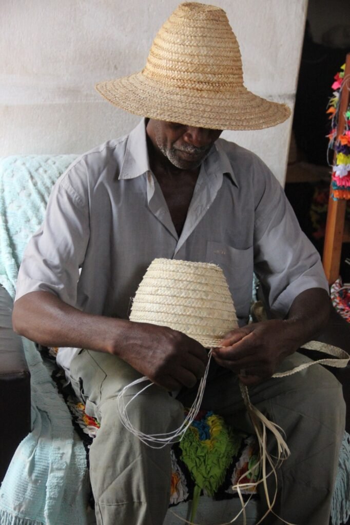 Quilombola trançando a palha de um chapéu. Lideranças das comunidades próximas à mina de urânio relatam que os problemas de abastecimento de água se agravaram desde o início da exploração (Foto: Ione Roachel/Movimento pela Soberania Popular na Mineração/Divulgação)