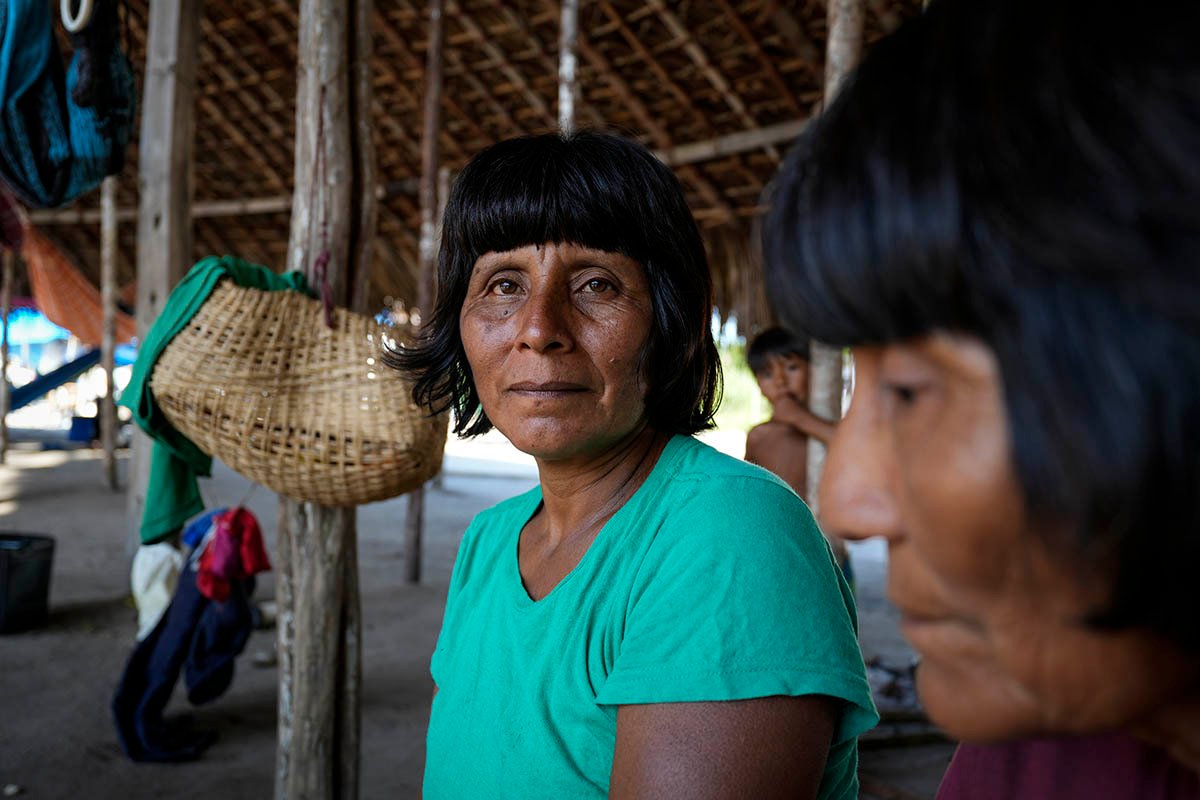 Retrato de Arybehiri (Sônia) (camisa verde) e Mee na aldeia Karaba Syna (Xará Velha) (Foto: Fernando Martinho/ Repórter Brasil)