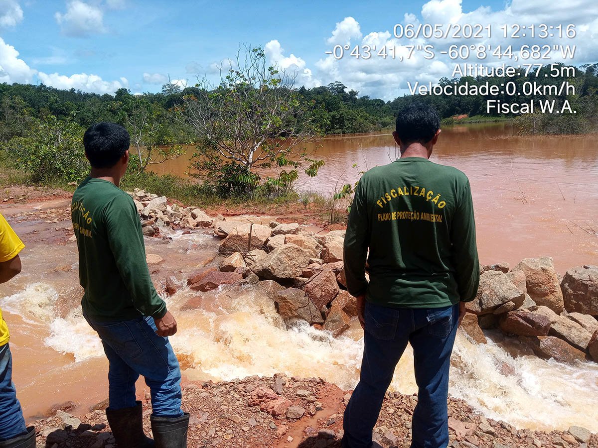 Em 2021 os kinja fizeram várias expedições pelo rio Alalaú e igarapé Tiaraju até encontrarem a origem da poluição no complexo minerário da Taboca. Além da sujeira na água, viram tartarugas e peixes boi mortos. Foto: ACWA (Associação Comunidade Waimiri Atroari)