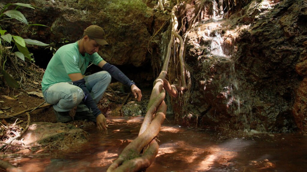 Liderança quilombola, Raimundo Pereira da Silva deixou temporariamente sua casa após receber ameaças de morte (Foto: NITRO Historias Visuais)