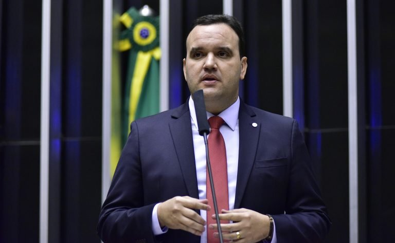Deputado Luciano Amaral fala ao microfone