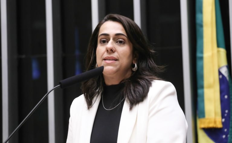 Homenagem ao Dia Mundial de Conscientização do Autismo. Mãe Atípica, Advogada, Vice-Presidente da Comissão de Direito da Pessoa com Deficiência da OAB-SP. Fundadora e presidente da Associação Desenvolve no Espectro, Simone Andrade.