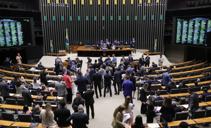 Discussão e votação de propostas legislativas.