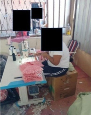 Auditores encontraram cadeiras sem encosto e trabalhadora sentado em caixa de papelão em oficina de costura  (Fotos: Ministério do Trabalho e Emprego)