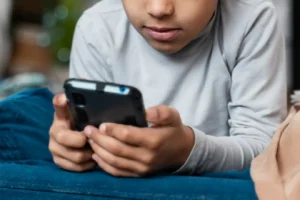 Especialistas debatem proteção à infância no ambiente digital em Barueri dia 15 de maio