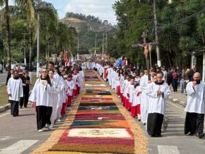 Cajamar celebra Corpus Christi com tapete de mais de 500 metros de extensão