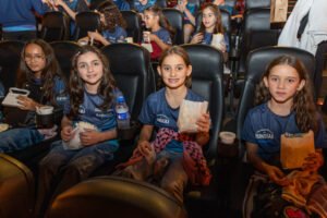 Atletas do Time Jundiaí celebram o semestre em sessão especial de cinema