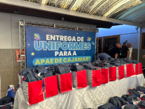 Prefeitura de Cajamar entrega kits de uniformes para alunos da APAE