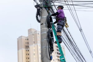 Avenida Prefeito Luís Latorre recebe nova etapa do programa de reordenamento de cabos