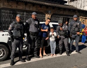 Menino autista de 6 anos sai de casa sozinho, entra em ônibus e é encontrado pela PM em Carapicuíba