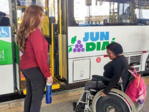 Ação ‘Sentindo na Pele’ promove conscientização sobre inclusão e segurança no trânsito no Terminal Vila Arens