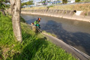 ‘Quem Ama, Cuida’: Prefeitura intensifica limpeza e roçagem nas margens do Rio Jundiaí. Ações de zeladoria em todas as regiões da cidade